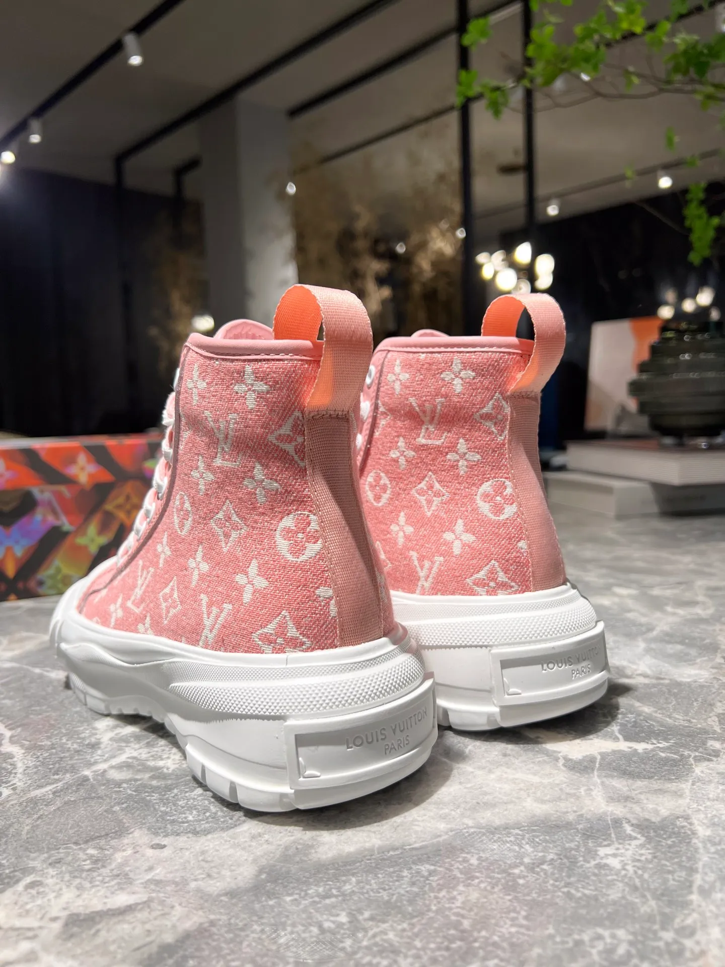 👟👟Ex-factory price 480👟👟 This LV Squad sneaker is made of Monogram denim to show the freshness of summer. A thick, lug rubber outsole remains lightweight, and is detailed with double laces, patent eyelets, and a rubber LV Circle patch on the tongue. Detailed Features Monogram denim Double laces Thick lugged rubber outsole Rubber LV Circle logo on tongue Color: Blue and Pink Size: 35-41